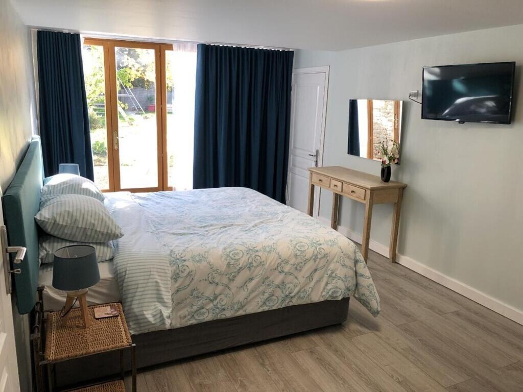 Blacksmiths Apartment In Blanzay - 1 Bed المظهر الخارجي الصورة