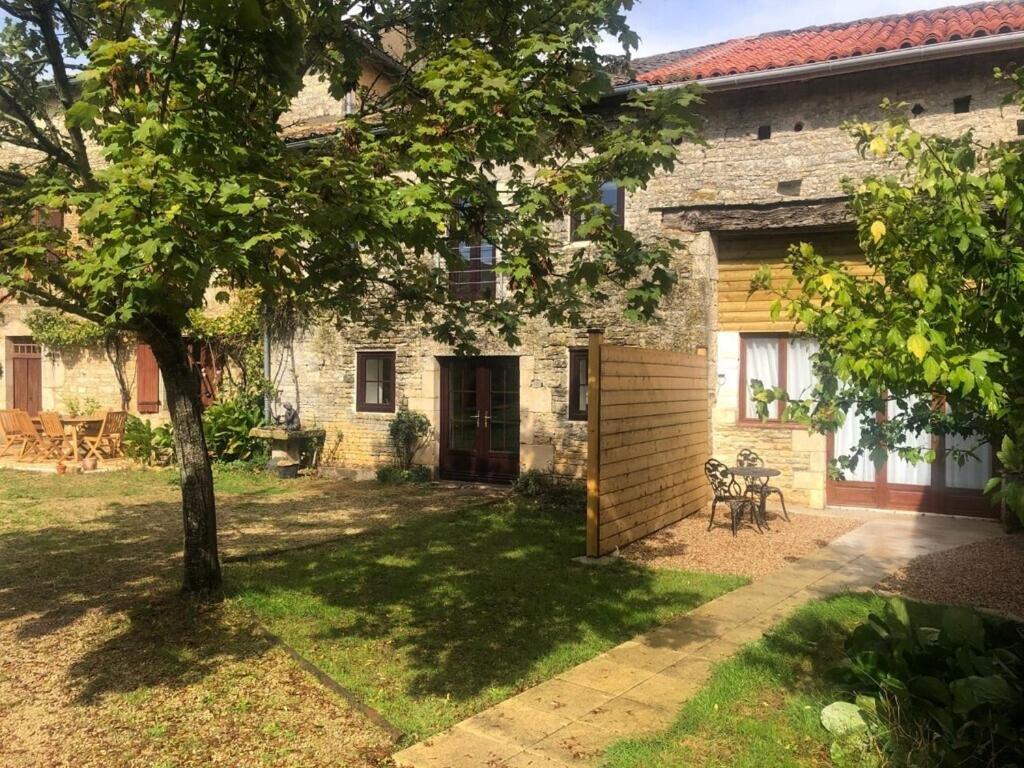 Blacksmiths Apartment In Blanzay - 1 Bed المظهر الخارجي الصورة