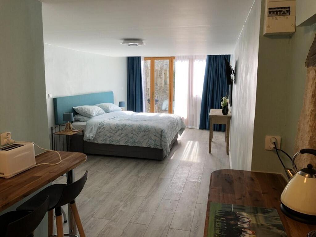 Blacksmiths Apartment In Blanzay - 1 Bed المظهر الخارجي الصورة