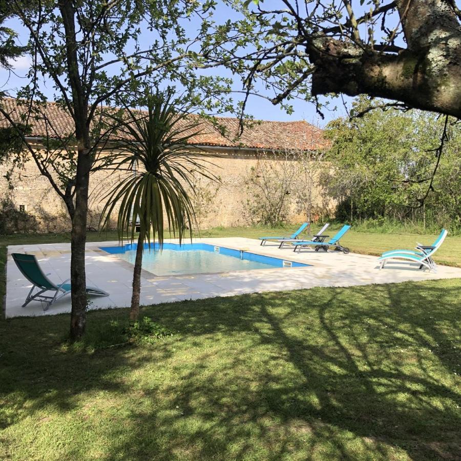 Blacksmiths Apartment In Blanzay - 1 Bed المظهر الخارجي الصورة