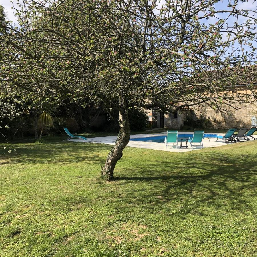 Blacksmiths Apartment In Blanzay - 1 Bed المظهر الخارجي الصورة